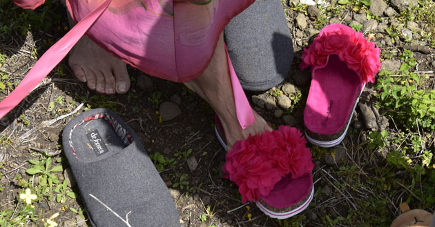 Schuhe vor dem Tsunami pinkfarbene Latschen