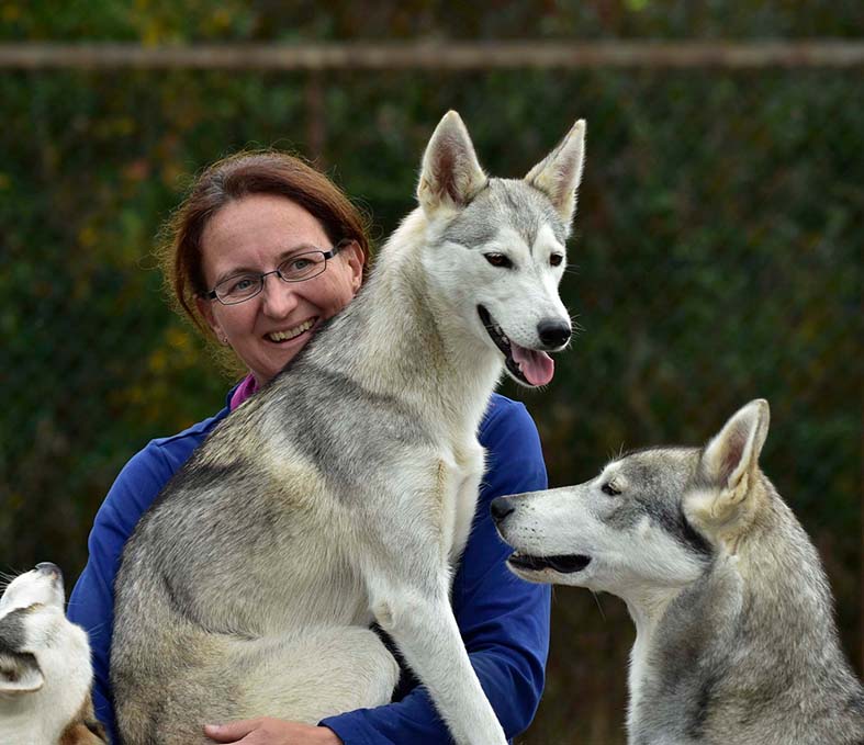 Iris Mauderer mit zwei ihrer Huskys